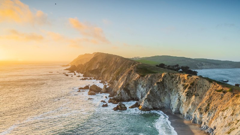 烟囱岩, 雷斯岬国家海岸, 加利福尼亚州, 美国 (© Enrique Aguirre Aves/Getty Images)via Bing每日壁纸