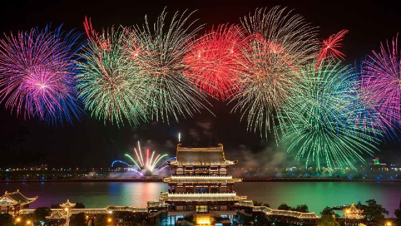 夜空中的烟花表演，长沙，湖南省，中国 (© Sino Images/Getty Images)source