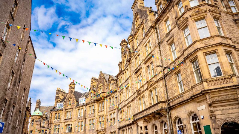 皇家英里大道, 爱丁堡, 苏格兰 (© MEDITERRANEAN/Getty Images)via Bing每日壁纸