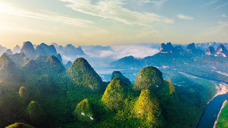 日出时分，美丽的喀斯特山脉鸟瞰图，中国桂林 (© zhaojiankang/Getty Images)source