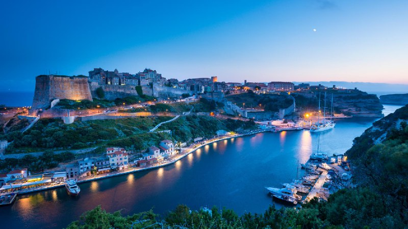 博尼法乔城堡，科西嘉岛南部，法国 (© Marc Dozier/Getty Images)via Bing每日壁纸