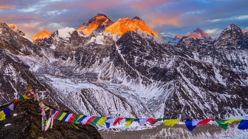 从伦佐拉山口眺望珠穆朗玛峰日落时分的峰顶，尼泊尔 (© shoults/Alamy)via Bing每日壁纸