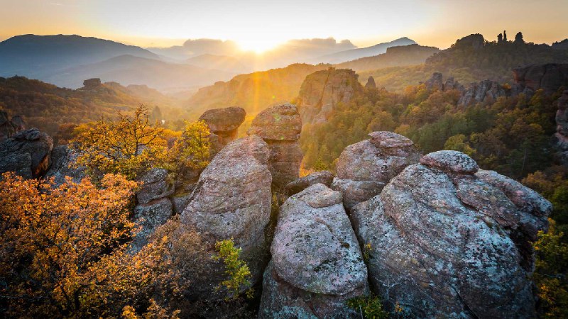 贝洛格拉齐克石林，保加利亚 (© EvaL Miko/Shutterstock)via Bing每日壁纸