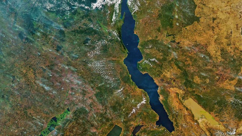 坦噶尼喀湖，非洲 (© BEST-BACKGROUNDS/NASA/Shutterstock)via Bing每日壁纸