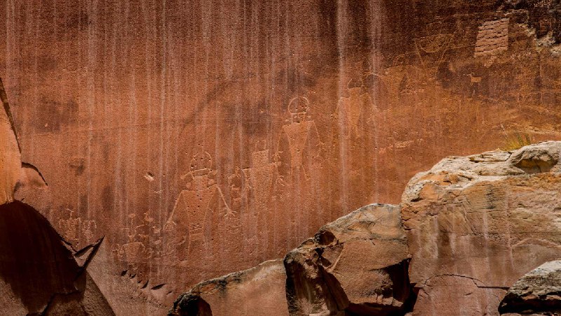 圆顶礁国家公园弗鲁塔附近的岩画, 犹他州, 美国 (© Nicolas VINCENT/Adobe Stock)via Bing每日壁纸