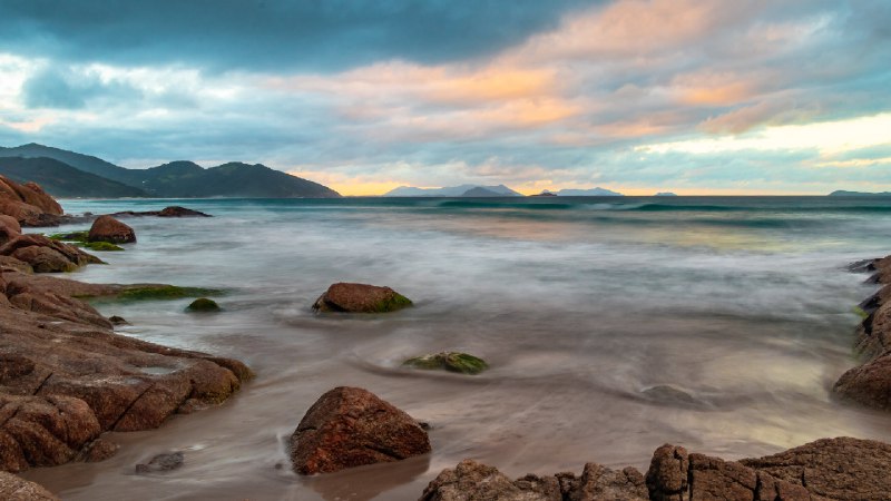 圣卡塔琳娜州的海滩, 巴西 (© CaioCarvalhoPhotography/Getty Images)via Bing每日壁纸
