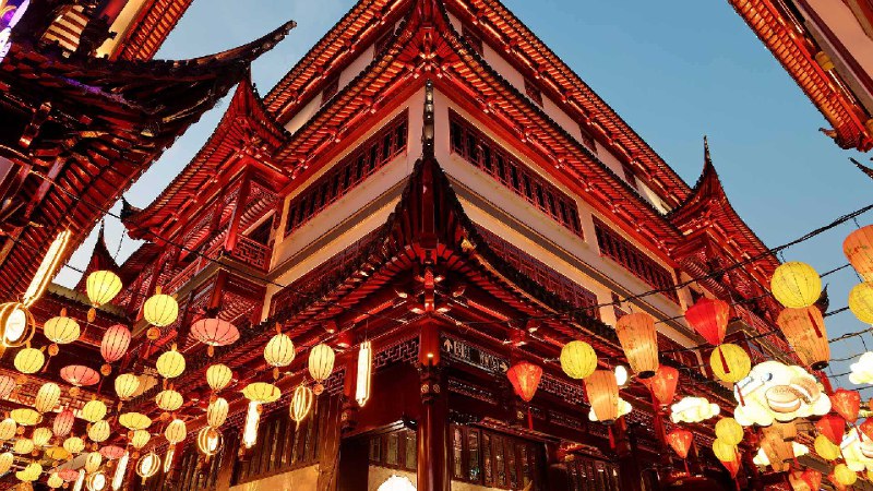 上海豫园的灯会，元宵节，上海市，中国 (© atiger/Shutterstock)source