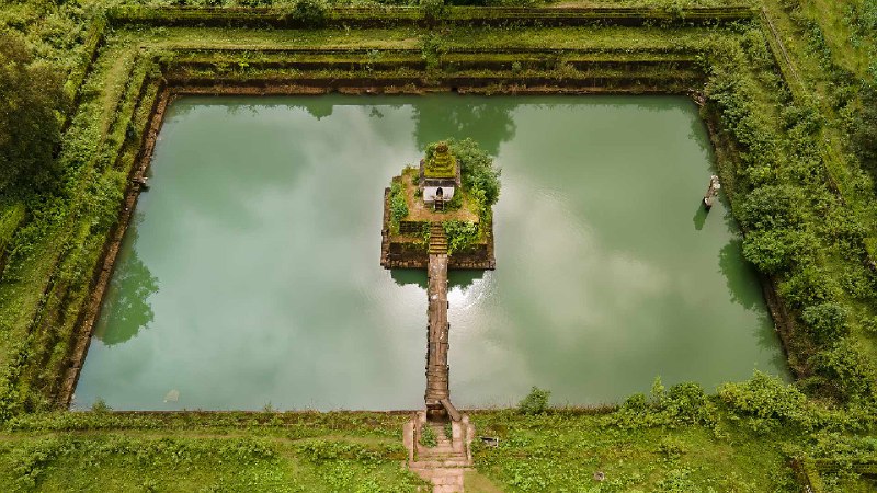 希莫加附近的 Champaka Sarasi 池塘，卡纳塔克邦，印度 (© Amith Nag Photography/Getty Images)source