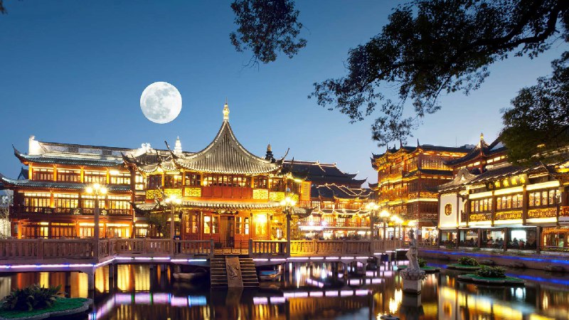月圆之夜的豫园，上海，中国 (© zyxeos30/Gettyimages)source
