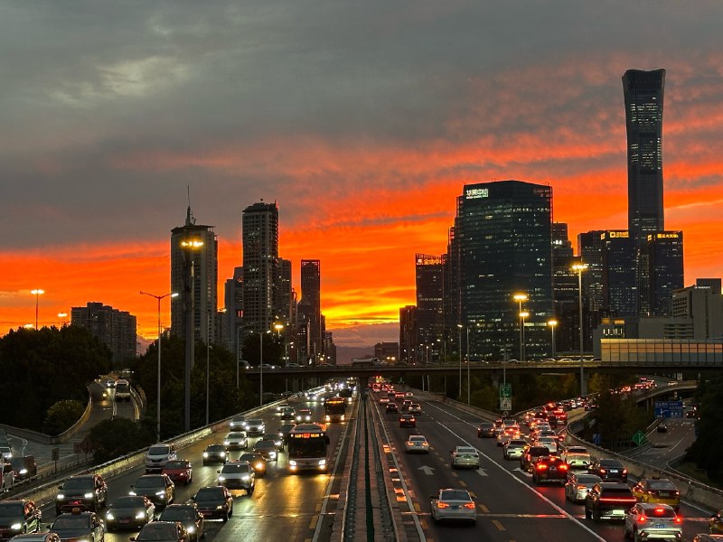 ----------------------📣在前方为您发来北京火烧云的实况报道无滤镜！source----------------------📣在前方为您发来北京火烧云的实况报道无滤镜！source