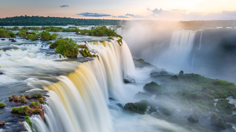 从巴拉那州看到的伊瓜苏瀑布, 巴西 (© agustavop/Getty Images)source