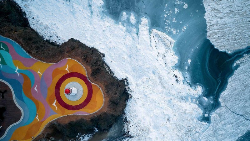 鸟瞰冰封的大海和悬崖上的灯塔，大连泊霞湾公园，辽宁省，中国 (© zhengshun tang/Getty Images)source