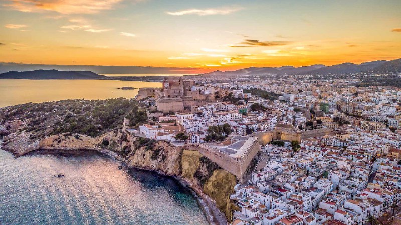 伊维萨岛, 巴利阿里群岛, 西班牙 (© tokar/Shutterstock)via Bing每日壁纸