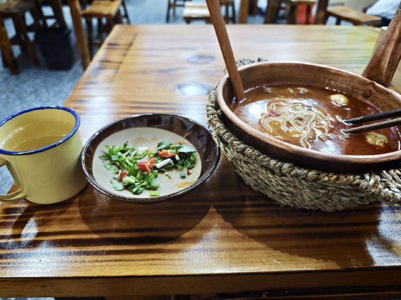 在吃米线 吃完这顿晚上就要离开了 25 年来了四次赣州 每次来都有同一个理由😘 这次走我还是很难过 亲爱的淋 也许你不会知道 我在见不到面的日子多么多么难熬 我爱你