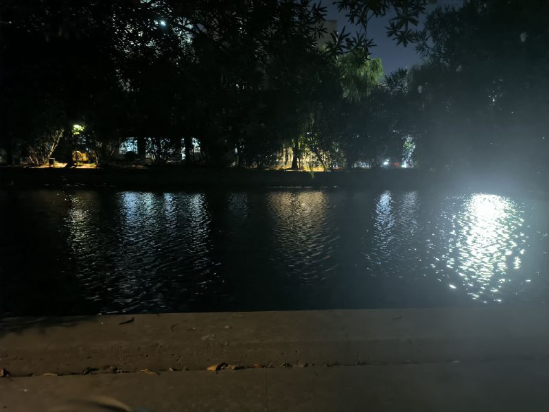 好久没在操场走了 今天晚上来走一走挺好好久没在操场走了 今天晚上来走一走挺好